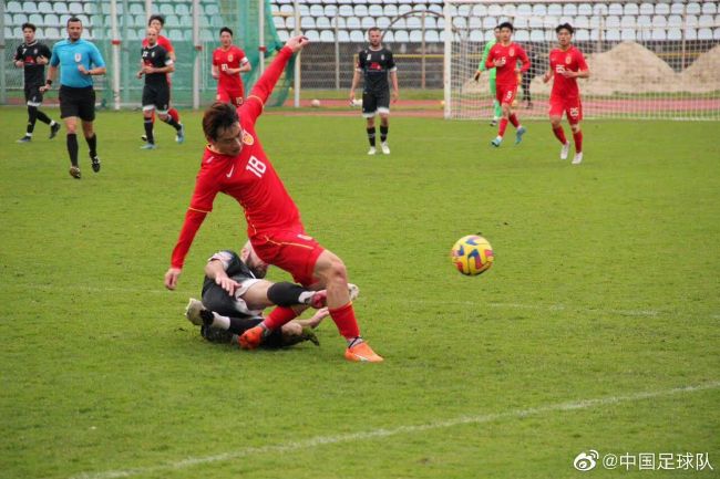 在好久好久之前，中国的傣族地域曾有一个勐板扎国。该国国王召庄喷鼻（陈强 饰）的儿子召树屯（唐国强 饰）漂亮萧洒，骁勇善战，可是国王跋扈嚣张，王子树屯没有涓滴自由，乃至亲事都要父王决议。王侯将相家的令媛蜜斯固然娇媚妖娆，却没法感动王子的心。终究，树屯暗暗溜出王宫，进进丛林寻觅他的猎户伴侣岩坎。在林中，他偶遇7位尽美的孔雀公主，她们是勐奥东板国王的女儿。最小的公主喃穆诺娜（李秀明 饰）对树屯一见钟情，经龙王和猕猴的撮合，两人终究喜结良缘。但是秃鹫化身国是嫉恨王子，他想方设法粉碎这对年青人的幸福……